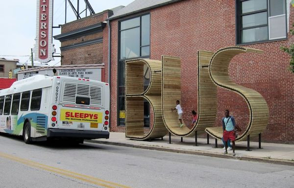 Trạm xe buýt tọa lạc tại thành phố Baltimore này không chỉ là nhà chờ mà còn là nơi gặp gỡ công cộng. Trạm xe buýt cũng được làm từ gỗ với hình chữ “Bus” rất độc đáo. (Nguồn Oddee)