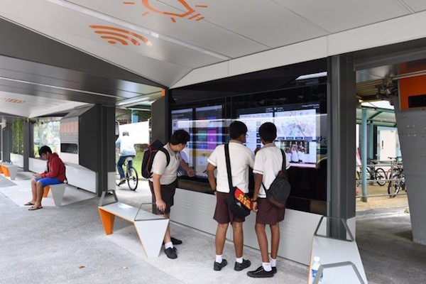 Điểm dừng xe buýt có tên Project Bus Stop tại Singapore cho phép hành khách có thể đọc những cuốn sách hay từ một thư viện nhỏ, sử dụng WiFi miễn phí, sạc điện thoại, tương tác với bảng thông minh để tìm kiếm lịch trình và tuyến xe. Trạm xe buýt công nghệ cao này có phần mái che sử dụng pin mặt trời để cung cấp điện. (Nguồn Oddee)