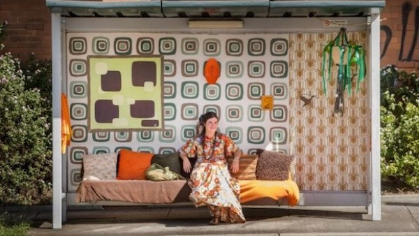 Một trạm xe buýt ở Melbourne, Úc được “hóa trang” thành một phòng ngủ theo phong cách của những năm 1970 với một chiếc ghế màu cam và nâu, một chiếc cửa sổ có rèm, giấy dán tường, một bức tranh và một chậu cây. (Nguồn Oddee)