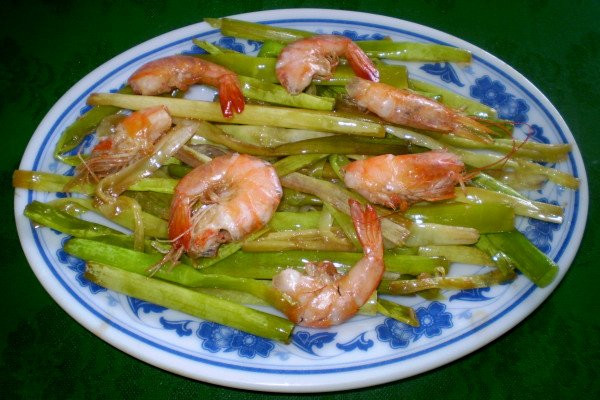 Đặc biệt, cây cỏ năn bộp còn chứa nhiều chất xơ giúp điều hòa bài tiết. Ngoài ra, theo dân gian, năn bộp có tác dụng chữa ban đỏ ở trẻ nhỏ và tốt cho người mới ốm dậy. (Nguồn Amthucsinhvien)