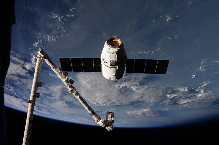 Đây là thời khắc hiếm thấy khi tàu chở hàng SpaceX's Dragon lơ lửng trong không gian suốt 24h sau khi bị lỗi phần mềm định vị hoạt động, chưa thể tiếp cận cánh tay robot Canadarm2 để nhận hàng.Nguồn ảnh: Space.