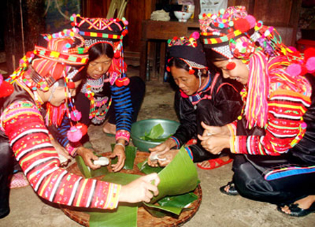 Các món ăn truyền thống không thể thiếu trong ngày Tết của người Mông là bánh dày và rượu ngô. Đặc biệt, trong 3 ngày Tết, người Mông kiêng ăn dày nướng vì nếu ăn bánh dày nướng, năm đó sẽ gặp nhiều hạn tai ương, sẽ bị chết cháy.