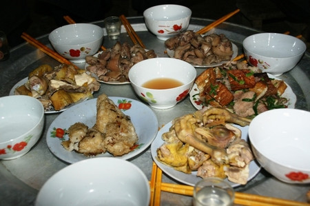 Người Mông ăn Tết từ đầu tháng 12 âm lịch, sớm hơn khoảng một tháng so với người Kinh. Trong ngày Tết, họ không ăn rau mà chỉ ăn thịt, uống rượu. Sáng mùng 3 Tết, người Mông mới bắt đầu ăn các món thực vật như rau cải, đậu phụ. 
