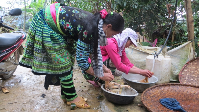 Trong ngày mồng 1, đàn ông sẽ dậy sớm làm tất cả mọi việc, còn phụ nữ Mông sẽ “được phép” ngủ muộn hơn. Đây được xem là việc làm thay cho “lời cảm ơn” của người đàn ông tới người vợ một năm qua đã vất vả chăm lo cho gia đình.