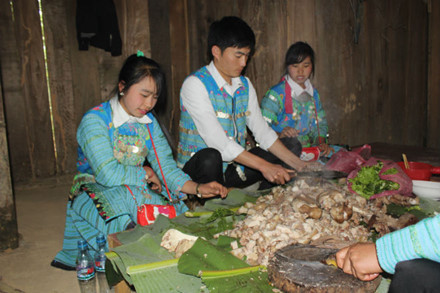 Người Mông còn có tục thờ dụng cụ lao động sản xuất. Theo đó, tất cả những công cụ lao động hàng ngày sẽ được rửa sạch sẽ, dán một mảnh giấy đỏ đưa lên bàn thờ trong 3 ngày Tết.