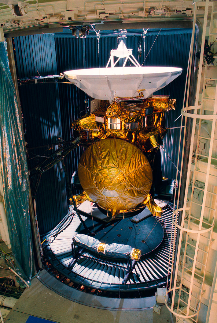 Vào 31/1/1997, mô hình mô phỏng tàu Cassini được đặt trong buồng thí nghiệm môi trường. Nguồn ảnh: NASA.