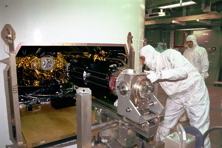 Ngày 9/10/1997 tại trạm Cape Canaveral Air Station, công nhân đã lắp đặt ba máy phát điện nhiệt quang radioisotope (RTGs) trên tàu vũ trụ Cassini. Nguồn ảnh: NASA.