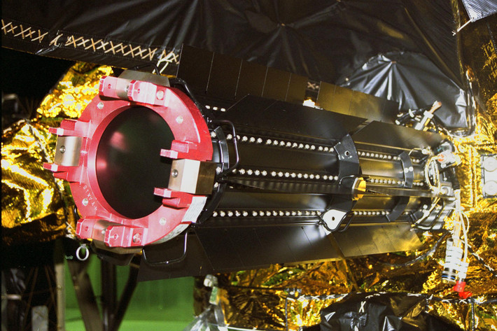 Tại Khu liên hợp triển khai ở Trạm Không Gian Cape Canaveral, một trong ba máy phát điện Nhiệt lượng Đồng vị phóng xạ (RTGs) đã được lắp đặt trên tàu vũ trụ Cassini.Nguồn ảnh: NASA.