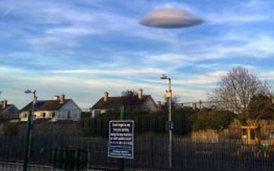 Điều ngạc nhiên là đám mây này có cấu trúc y chang các UFO hình đĩa thường phát hiện các các khu vực khác. Thậm chí nó rất giống với các cỗ máy UFO xuất hiện trong truyền thuyết, phim ảnh. Nguồn ảnh: ufosightingsdaily.