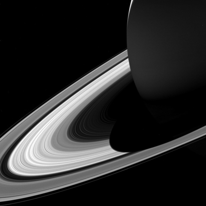 Vào tháng 5/2017, sao Thổ bất ngờ đổ bóng ngắn kỳ lạ trên vòng nhẫn. Nguồn ảnh: NASA.