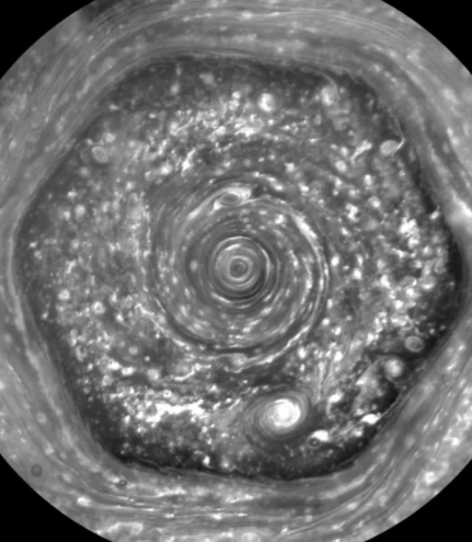 Vào năm 2012, tàu vũ trụ Cassini đã chụp được diện mạo “lục giác” trên vùng cực sao Thổ qua công nghệ tia UV, IR. Nguồn ảnh: NASA.
