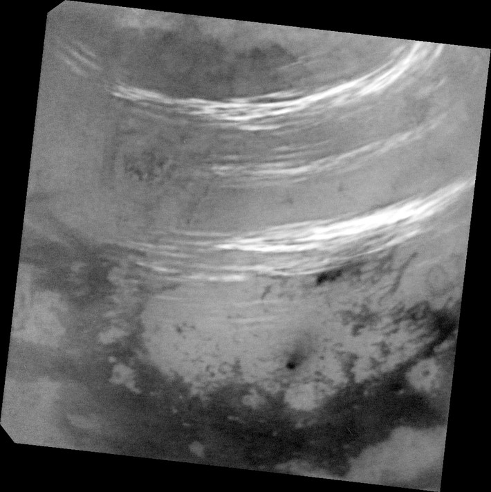Khi mùa hè đến gần bán cầu Bắc của mặt trăng Titan, tàu Cassini của NASA đã theo dõi mặt trăng này và phát hiện sự gia tăng hoạt động của đám mây các vĩ độ cao ở phía Bắc. Trong ảnh là một trong những đám mây sáng mạnh nhất Cassini đã quan sát thấy trên Titan, có thể là do các đỉnh mây cao. Nguồn ảnh: NASA.