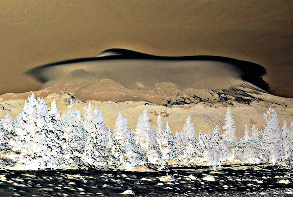 Có một khối mây khổng lồ bất ngờ bao ngủ toàn bộ ngọn núi Masta, Colombia. Nguồn ảnh: ufosightingsdaily.