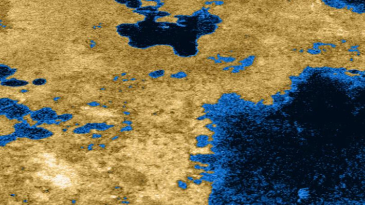 Cụ thể, các nhà khoa học thuộc NASA thông tin rằng tàu vũ trụ Cassini vừa phát hiện một phân tử kỳ lạ có trên bề mặt Mặt trăng sao Thổ, Titan tên là phân tử vinyl cyanide. Nguồn ảnh: Phys.