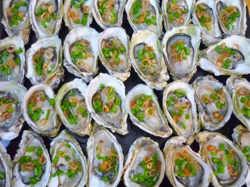 Hàu sữa sống bám vào một giá thể như các rặng đá, móng cầu. Thức ăn của hàu sữa là sinh vật phù du và các sinh vật trong bùn, cát, nước biển....(Nguồn Blogspot)