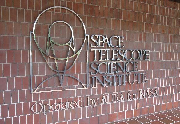 Học viện khoa học viễn vọng kính không gian Mỹ (Space Telescope Science Institute-STSI) là một trung tâm khoa học vì cộng đồng hoạt động cho NASA với sự tài trợ của hiệp hội đại học nghiên cứu thiên văn (Association of Universities for Research in Astronomy-AURA).