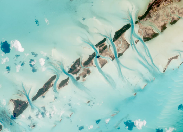 Và cuối cùng là bức ảnh đầy ngoạn mục khi mà đảo Great Exuma ở Bahamas bỗng hóa thành "bộ xương lạ" khi có các dòng thủy triều cắt ngang một phần hòn đảo. Nguồn ảnh: Space.