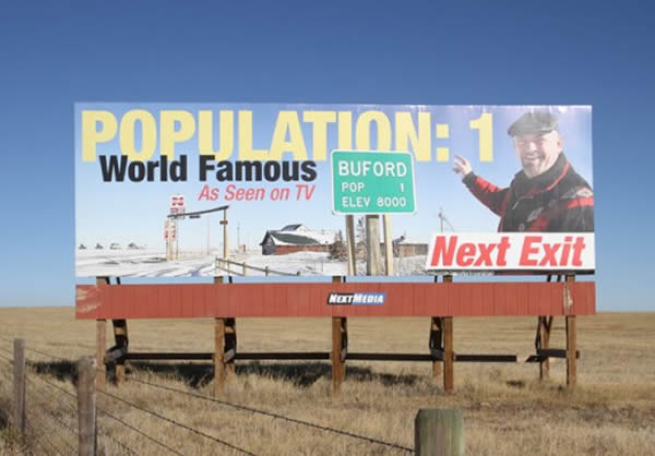 Buford, Wyoming, Mỹ Buford là một cộng đồng chưa hợp nhất nằm trong Quận Albany, tiểu bang Wyoming, Hoa Kỳ. Nó nằm giữa Laramie và Cheyenne trên Xa lộ Liên tiểu bang 80. Năm 2013, nơi đây chỉ có duy nhất một người sinh sống là Don Sammons. Người đàn ông này di cư đến Buford năm 1980 cùng vợ và con trai. Năm 1992, ông ta mua thị trấn này. năm 1995, vợ Sammons mất. Con trai ông cũng rời đi năm 2007, khiến Sammons trở thành cư dân duy nhất của thị trấn Buford. (Nguồn Oddee)