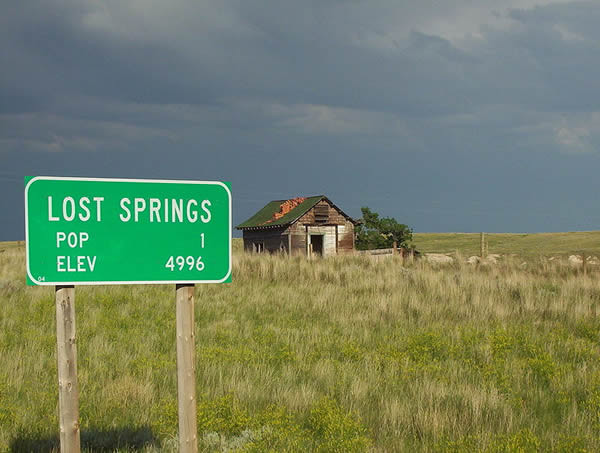 Lost Springs, Wyoming Theo cuộc điều tra dân số năm 2000, thị trấn Lost Springs (Hoa Kỳ) chỉ có một cư dân sinh sống. Tuy nhiên, thị trưởng Leda Price cho biết con số này không chính xác và dân số thực tế của nơi này năm 2000 là bốn người. (Nguồn Oddee)
