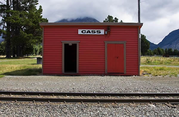 Cass, New Zealand Cass là một trong số ít những địa danh trên thế giới chỉ có một cư dân sinh sống. Ông Barrie Drummond, 65 tuổi, chính là người duy nhất sống tại Cass. Ông cho biết ông chưa bao giờ cảm thấy cô độc khi sống một mình tại đây và cũng không có ý định rời bỏ nơi này. (Nguồn Oddee)