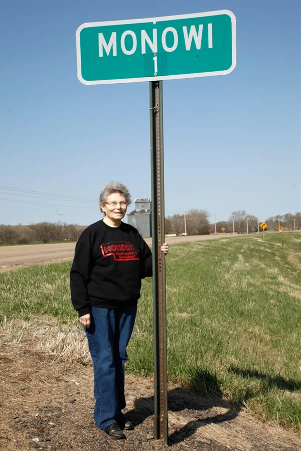 Monowi, Nebraska, Mỹ Bà Elsie Eiler (77 tuổi) là cư dân duy nhất sinh sống tại làng Monowi, Nebraska, Mỹ. Vì vậy mà chẳng có gì đáng ngạc nhiên khi bà là người thông minh nhất, giàu có nhất, xinh đẹp nhất tại vùng đất này. Được biết, năm 2000, làng Monowi có hai cư dân: 1 là bà Elsie Eiler, người còn lại chính là Rudy, chồng của bà. Tuy nhiên, ông Rudy đã mất năm 2004. (Nguồn Oddee)