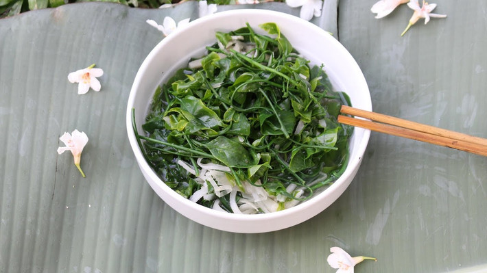 Rau sắng là một loài rau mọc hoang dại, phân bố ở phổ biến ở nhiều tỉnh miền núi phía Bắc nước ta, từ Lào Cai, Yên Bái, Cao Bằng, Lạng Sơn... đến các tỉnh ở cao nguyên miền Trung như Gia Lai, Kon Tum...(Nguồn Youtube)