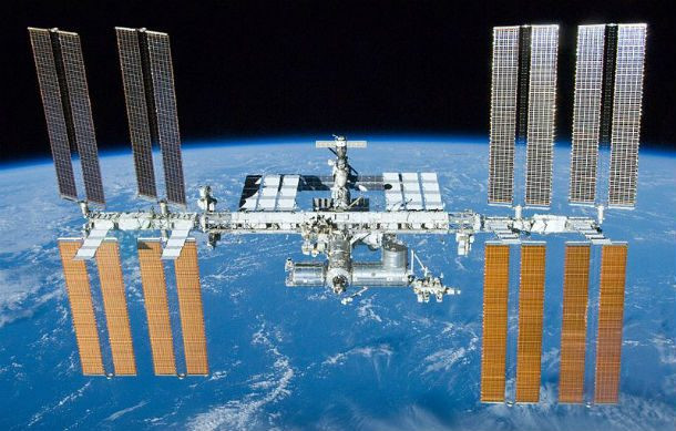 Có bao nhiêu Trạm Không gian? Hiện tại có hai. Trạm Không gian Quốc tế (ISS) và Tiangong-1 thuộc Trung Quốc. Trong khi ISS luôn có người lái, Tiangog-1 thường không. Nguồn ảnh: List25.