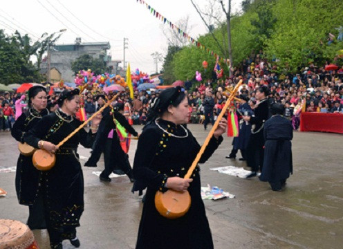 Các món ăn không thể thiếu trong Tết Nguyên đán của người Tày là bánh chưng đen, bánh khảo, chè lam...