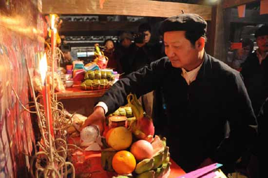Sáng mùng 1 Tết, mọi người trong bản sẽ dậy sớm đi lấy nước tại một nơi có nước trong sạch và đặt cành lá đào lên trên bát nước vừa lấy về rồi dâng lên ban thờ.