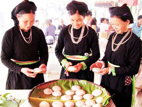 Ngày 30 Tết, người Tày cất tất cả những đồ dùng trong nhà gồm dao, dựa, cày, bừa vào một nơi rồi làm lễ cúng để nghỉ ngơi ăn Tết. Đến mồng 7, họ ra đồng làm việc nhưng chỉ mang tính hình thức và đến ngày 15, họ ăn Tết lại.