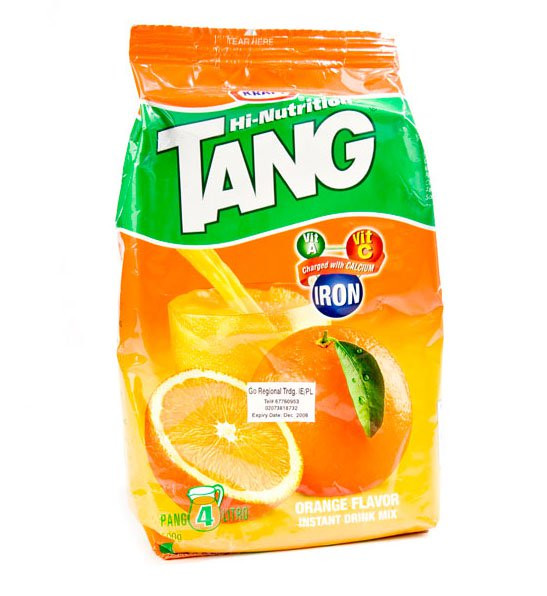Nước cam bột Tang Loại bột này không chỉ được sử dụng ở khắp mọi nơi trên Trái đất mà các phi hành gia cũng rất thích nhé. Họ rất ưa chuộng loại bột này, pha với nước uống cho dễ chịu, vừa miệng bởi vì nước trên tàu vũ trụ có mùi khó chịu do phản ứng hóa học với môi trường sống trong tàu dưới tác động của điều kiện không trọng lực. Nguồn ảnh: Google.
