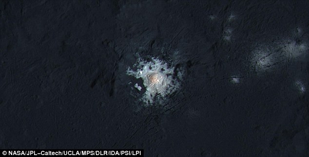 Theo đó, tàu thăm dò Dawn (Bình Minh) của NASA vừa có dịp khám sát qua khu vực núi lửa Occator Crater trên hành tinh lùn Ceres và phát hiện ra một sự thật bất ngờ. Nguồn ảnh: Dailymail.