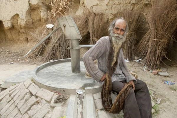 Ông Kailash Singh - Ấn Độ - 38 năm không tắm Một người đàn ông ở Ấn Độ có tên Kailash Singh có lẽ là người đàn ông “ở bẩn” nhất quốc gia này khi không tắm trong suốt 38 năm qua. " Dị nhân" ở bẩn này quyết định không tắm rửa bắt đầu từ năm 1974 khi chưa có vợ. (Nguồn Daily Mail)