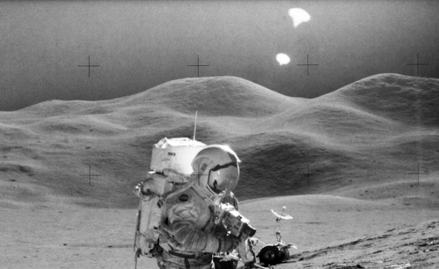 Cụ thể, đằng sau bầu khí quyển một phi hành gia tàu Apollo 15 đang đi bộ khám sát bất ngờ xuất hiện hai vật thể sáng trắng lạ. Nguồn ảnh: ufosightingsdaily.