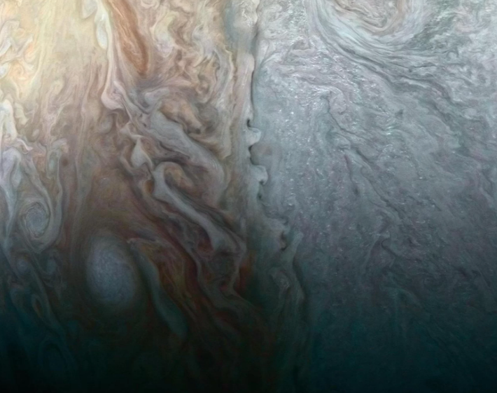Tàu vũ trụ Juno của NASA kịp chụp lại thời khắc mà một cơn bão từ càn quét ở vùng ranh giới sáng – tối trên bề mặt Mộc tinh. Tất cả hòa tan một cách ngoạn mục, ấn tượng hơn bao giờ hết. Nguồn ảnh: Space.