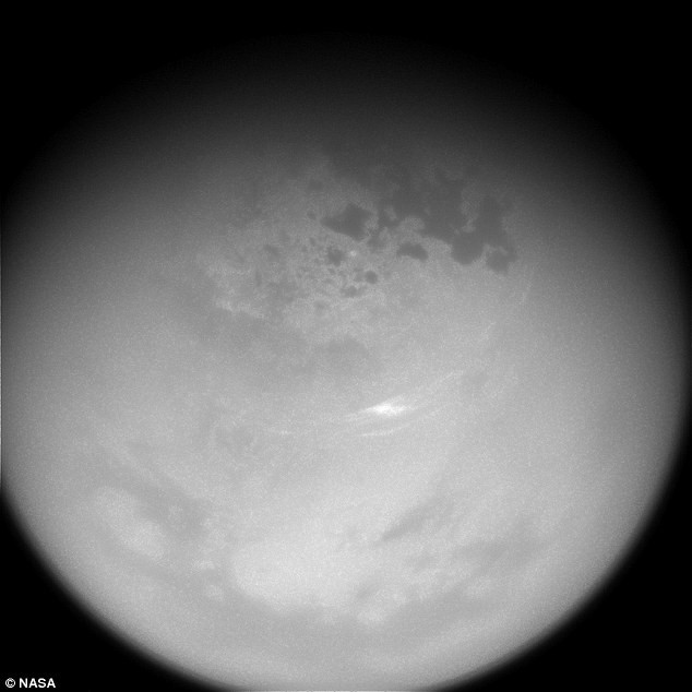 Tàu vũ trụ Cassini của NASA vừa có màn thám sát mặt hồ Hydrocarbon ở mặt trăng Titan, sao Thổ và họ đã phát hiện ra một hiện tượng thiên văn kỳ lạ.