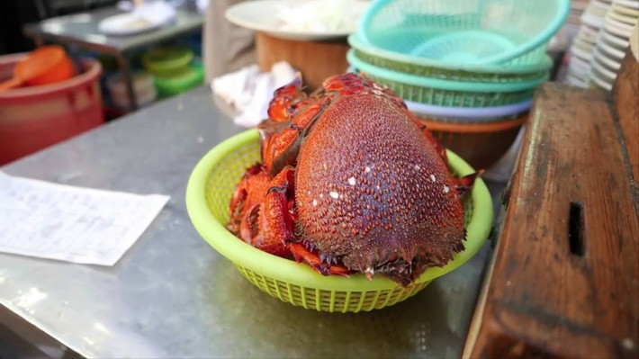 Ở Việt Nam, cua huỳnh đế có nhiều ở vùng biển miền Trung như Đà Nẵng, Quảng Ngãi, Bình Định, Phú Yên, Khánh Hòa và Bình Thuận. (Nguồn Ytimg)