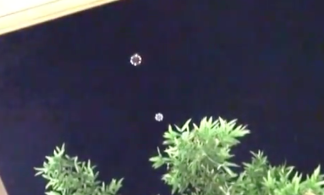 Vật thể nghi UFO được phát hiện vào cuối tháng 3/2017 do một tài khoản Youtube UFO Casebook tình cờ chụp lại được và đăng tải, ngay trên bầu trời đêm ở Los Angeles. Nguồn ảnh: ufosightingsdaily.