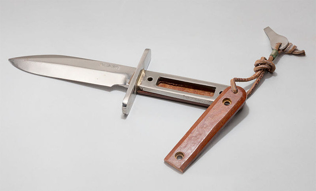Dao sinh tồn cán cầm tay "Astro" Dao sinh tồn cán cầm tay "Astro" do công ty Randall Made Knives thiết kế và dùng để trang bị cho các phi hành gia trên tàu vũ trụ Mercury. Đặc điểm của chiếc dao này nổi bật với phần lưỡi dài 13 cm cùng một phần cán chắc, to có thể dùng phòng vệ hoặc dùng cạy nắp tàu.Nguồn ảnh: Google.