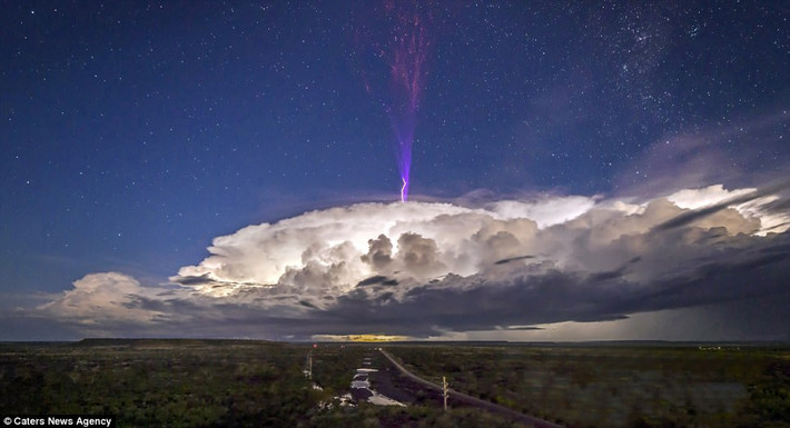 Đó là một tia sét tím, có vết đuôi mở rộng. Nhiều chuyên gia khoa học cho rằng đó là tia sét ionospheric. Đặc điểm của loại sét này chỉ xuất hiện tầng trên khu vực mây bão nhiều năng lượng. Nguồn ảnh: Dailymail.