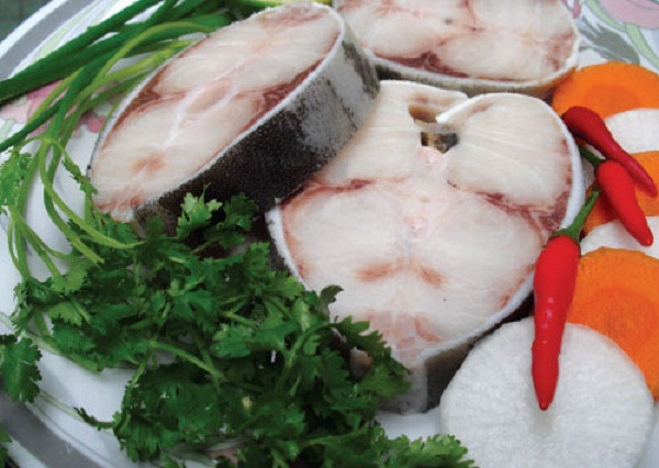 Trong tự nhiên, cá giò sống ở vùng nước mặn hoặc nước lợ ven biển, từ rạn san hô cho đến vùng biển khơi. Trọng lượng cá giò có thể đạt từ 1 - 1,5 kg, thông thường được đánh bắt tự nhiên hoặc bắt trong các lồng nuôi tôm hùm (chui vào sống từ nhỏ). (Nguồn Dasavina)