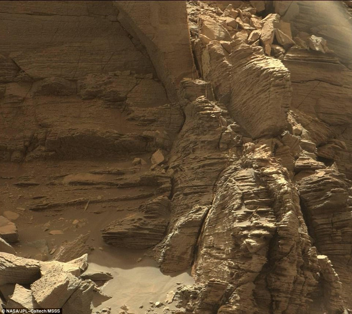 Máy dò Sao Hỏa của tàu vũ trụ Mars Curiosity đã kịp ghi lại hình ảnh một tảng đá độc lạ với lớp đá xếp chồng tinh tế trong khu vực núi thấp Mount Sharp. Nguồn ảnh: Dailymail.