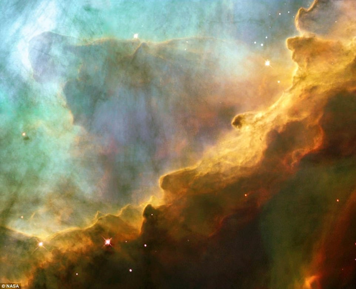 Đây là bức ảnh cận cảnh tuyệt vời do Kính Viễn vọng Hubble, NASA chụp lại được mô tả hình thái trung tâm Tinh vân Omega (M17) với màn bốc cháy khí hydro và một lượng nhỏ các nguyên tố khác như oxy và lưu huỳnh trong hệ thống. Nguồn ảnh: Dailymail.