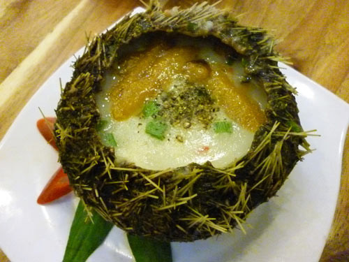 Mặc dù con nhum bổ dưỡng nhưng do giàu đạm nên người đang bị đau khớp do gút, người đang cần giảm cân, người hay bị dị ứng hải sản nên hạn chế ăn món này. (Nguồn Dasavina)