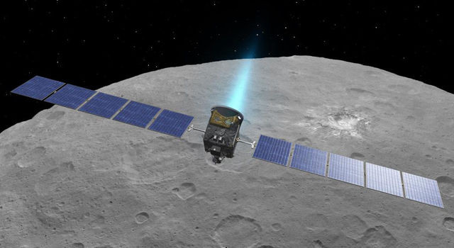 Theo đó, tàu vũ trụ Dawn của NASA vừa có dịp khám sát sơ bộ bề mặt hành tinh lùn Ceres và bất ngờ phát hiện ra một hiện tượng kỳ lạ. Nguồn ảnh: Dailymail.