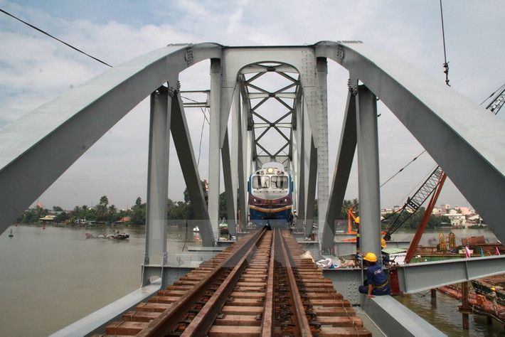 Đoàn tàu khách số hiệu D19E-961 lưu thông qua cầu Ghềnh vào sáng 25/6, sau hơn 3 tháng cây cầu này bị sập. (Ảnh: Sỹ Tuyên/TTXVN)