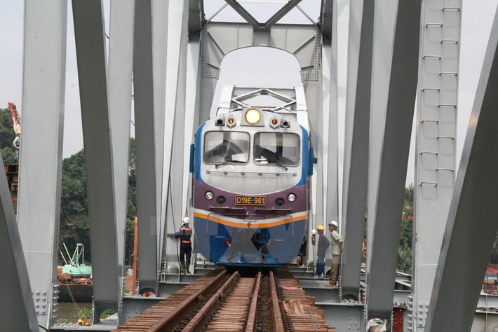 Các đoàn tàu đi và đến ga Sài Gòn đã chính thức được nối lại sau khi cầu Ghềnh thông tàu. (Ảnh: Sỹ Tuyên/TTXVN)