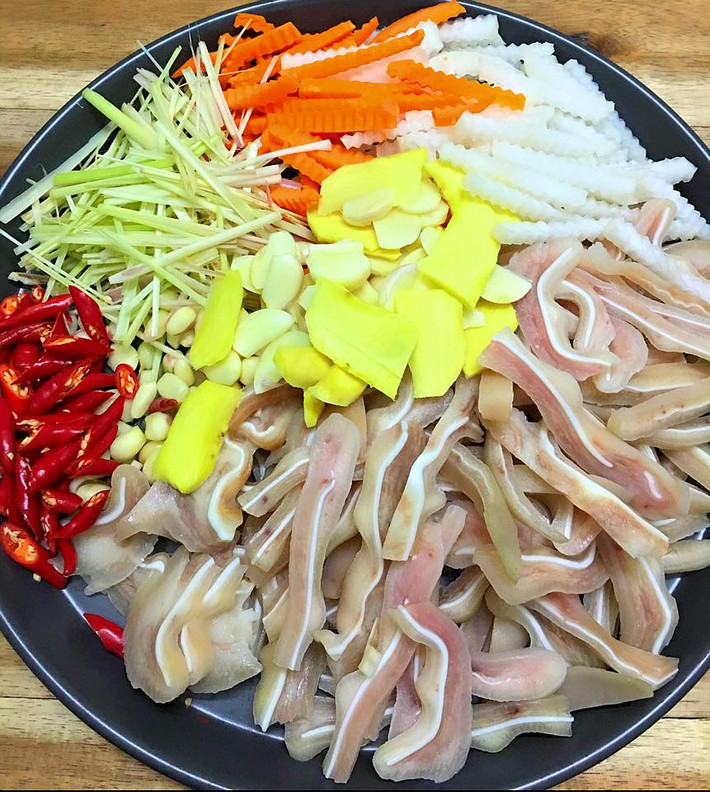 Nguyên liệu cho món tai heo ngâm chua ngọt gồm: Tai heo hai cái; Cà rốt, củ cải, dưa chuột...; Gừng, tỏi, ớt, xả, đường, nước mắm; 600ml nước.