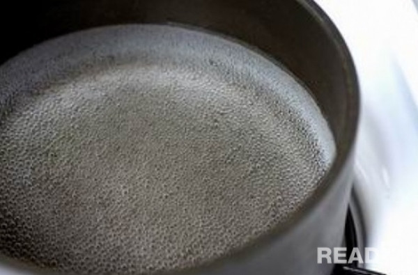 Bắc nồi lên bếp đổ 600ml nước, 150ml dấm, 3 thìa nước mắm,150gr đường, 3 thìa bột canh hoặc muối. Các bạn có thể nêm nếm vừa miệng. Đun sôi, để nguội.