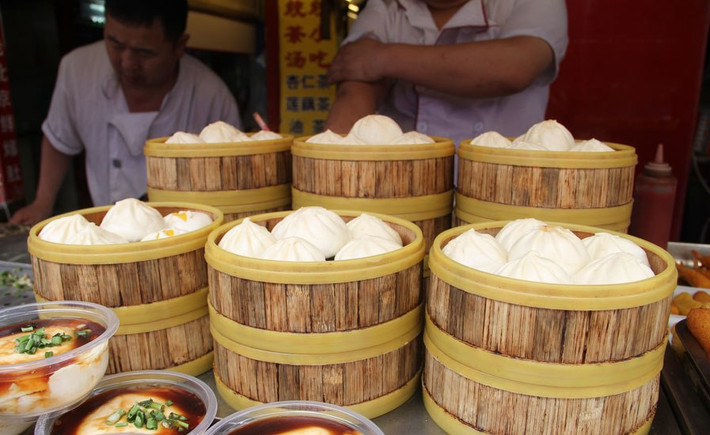 Người dân ở đây ăn bánh bao với loại nước sốt chế từ giấm, tương ớt, dầu và tỏi.